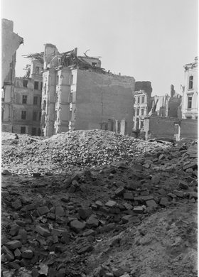 Ruiny zabudowy przy ulicy Siennej