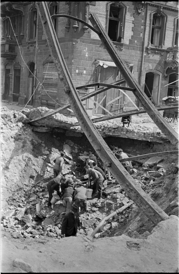 Czerpanie wody z uszkodzonego wodociągu na skrzyżowaniu ulic Złotej i Zielnej