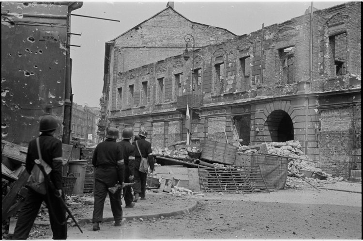 Oddział powstańców przy barykadzie na ulicy Brackiej