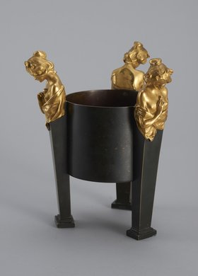 Osłona doniczki zdobiona trzema hermami