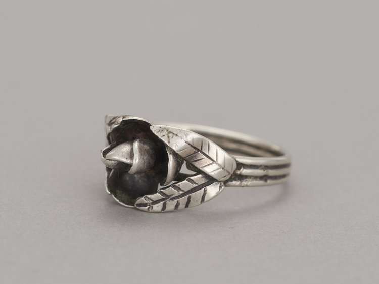 Pierścionek z różą