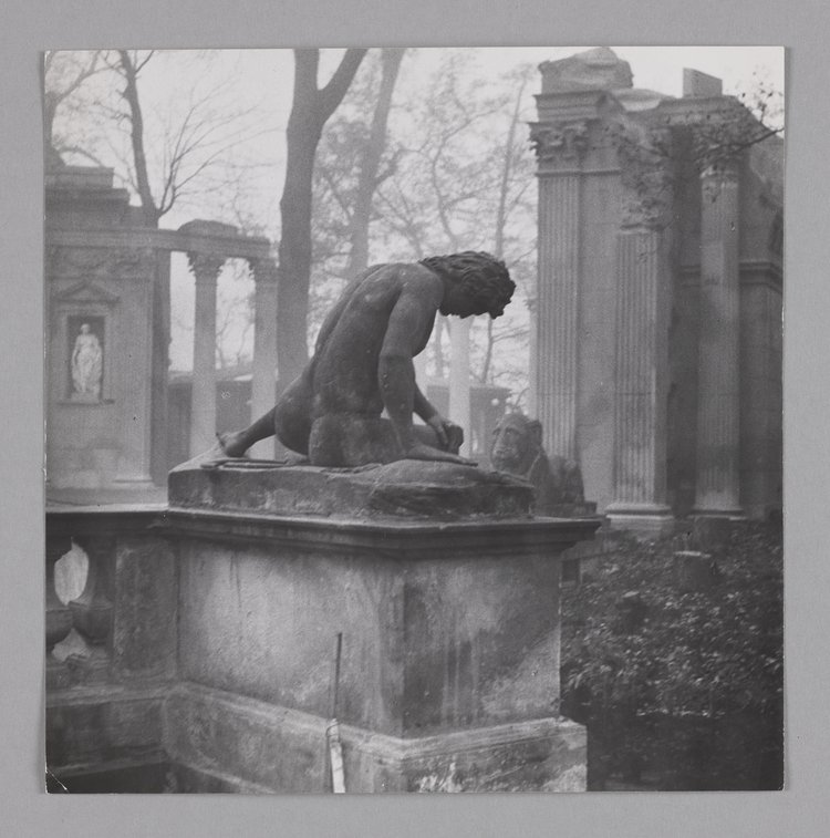 Rzeźba umierającego gladiatora w Łazienkach Królewskich, w tle Teatr na Wodzie