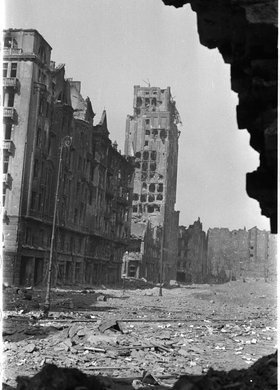 Zniszczenia zabudowy przy placu Napoleona