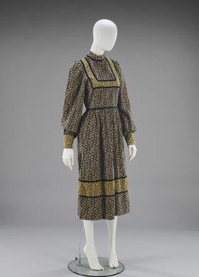 Hoff, Barbara (1932) – projektantka mody, twórczyni marki Hoffland, dziennikarka tygodnika „Przekrój”