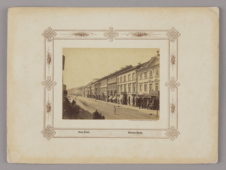 Widok ulicy Nowy Świat z witryną zakładu fotograficznego Konrada Brandla