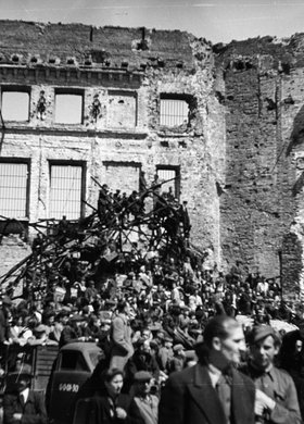 Wiec na Placu Teatralnym z okazji zakończenia wojny, tłum na ruinach Ratusza.