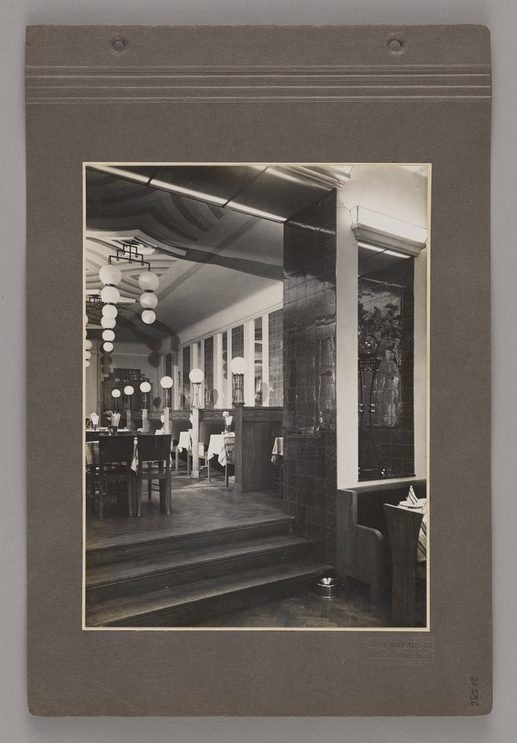 Widok wnętrza restauracji Nowa Gospoda przy ulicy Jasnej