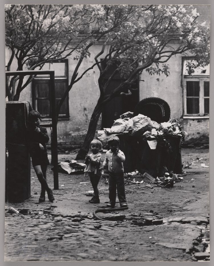 Troje dzieci na podwórzu przy ulicy Kowelskiej 6