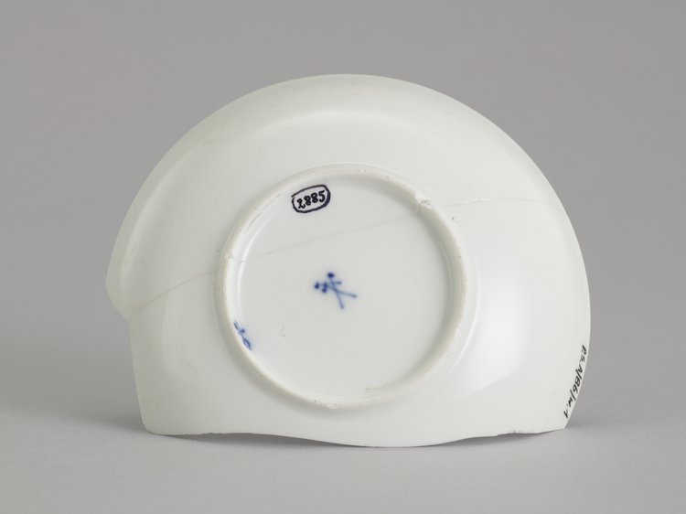 Spodek porcelanowy z kwiatami nieśmiertelników