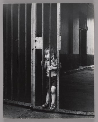 Dziecko stojące w bramie przy ulicy Środkowej
