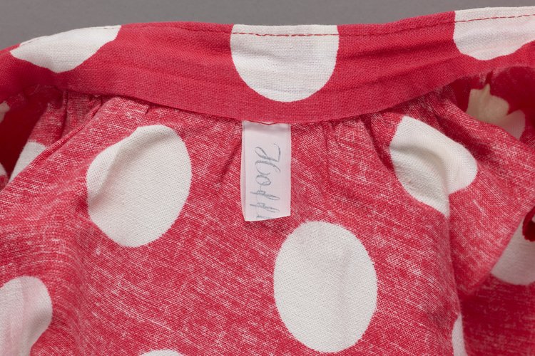 Spódnica w białe grochy