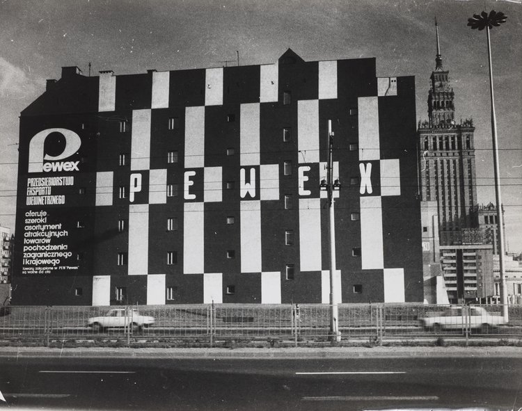 View from Marchlewskiego St. (currently: Jana Pawła II Avenue) of the tenement house at 45 Sienna St. and the Palace of Culture and Science