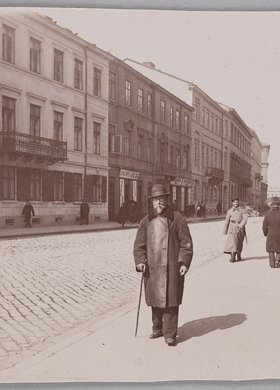 Henryk Pillati na ulicy Mazowieckiej