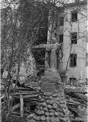 Kapliczka z figurą Chrystusa na podwórzu kamienicy przy ulicy Pańskiej 28