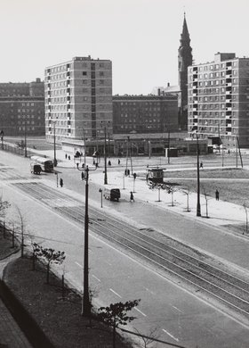 Widok ulicy Juliana Marchlewskiego (obecnie: aleja Jana Pawła II)