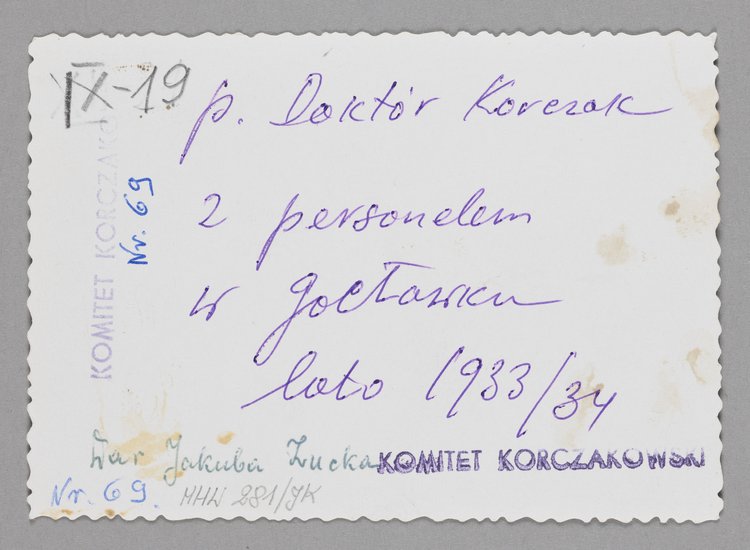 Fotografia przedstawiająca Janusza Korczaka (Henryka Goldszmita) z personelem fiilii Domu Sierot Różyczka (Gocławek)