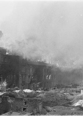 Płonące domy przy ulicy Ordynackiej i na Nowym Świecie