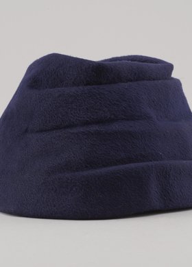 Kapelusz z granatowego pluszu