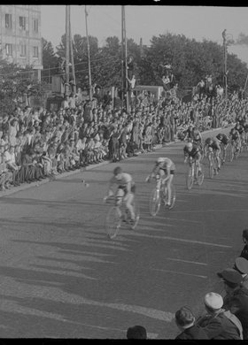 Wyścig kolarski w alei Niepodległości