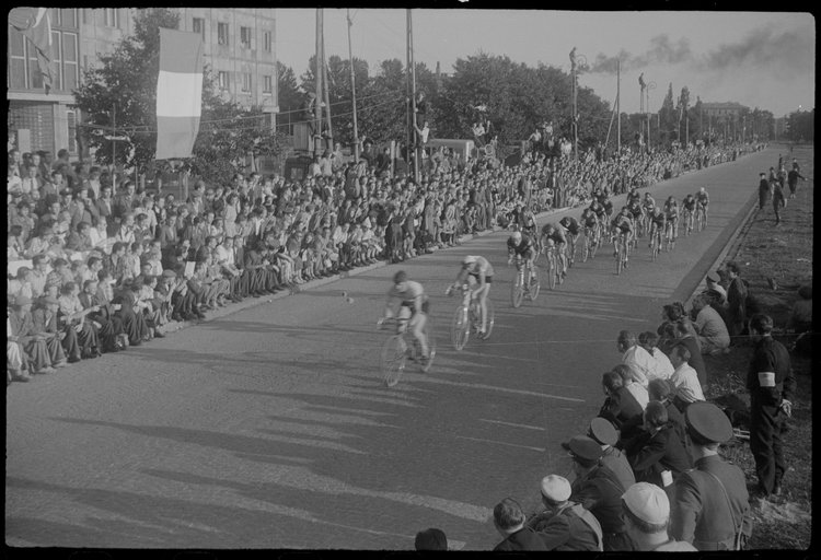 Wyścig kolarski w alei Niepodległości