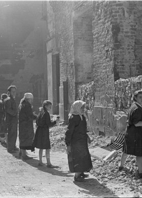 Ludność cywilna pomagająca przy budowie umocnień