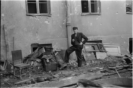 Mężczyzna z papierosem na podwórzu kamienicy przy ulicy Pańskiej 28