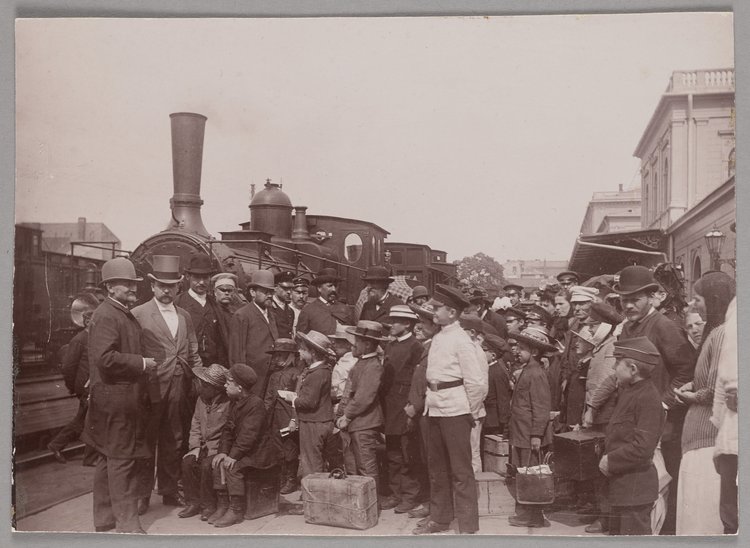 Wyjazd chłopców na kolonie letnie ze stacji kolei Warszawsko-Wiedeńskiej