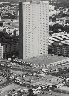 Widok z Pałacu Kultury i Nauki na hotel Forum i okolice