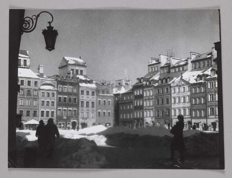 Rynek Starego Miasta zimą, widok na kamienice strony Dekerta i Barssa