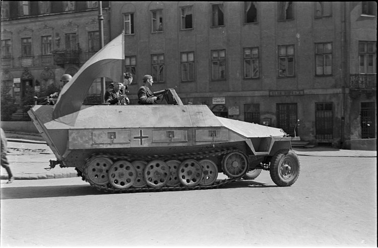 Powstańcy w zdobytym transporterze na ulicy Mikołaj Kopernika