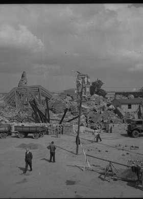 Plac Zamkowy, przygotowania do ustawienia kolumny króla Zygmunta III Wazy