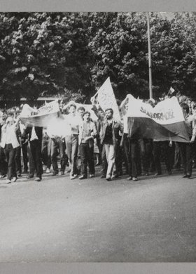 Marsz członków NSZZ "SOLIDRNOŚĆ" idących ulicami miasta i niosących flagi biało - czerwone