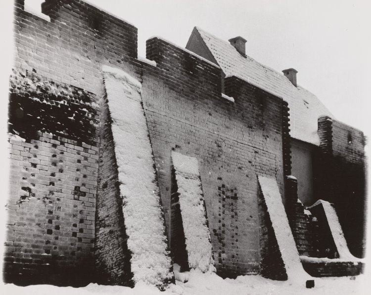 Fragment murów obronnych Starego Miasta zimą