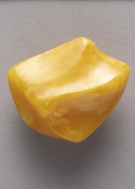 Broszka z bursztynu z napisem Gdynia 1928