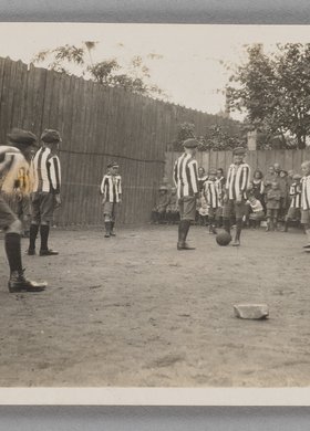 Fotografia przedstawiająca mecz piłki nożnej w Naszym Domu