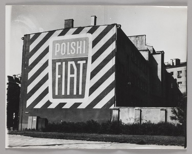 Advertisement of Polish Fiat on the wall of the tenement house at 88 Grzybowska St.
