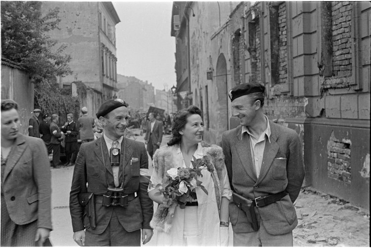 Powstańcy i kobieta z bukietem róż