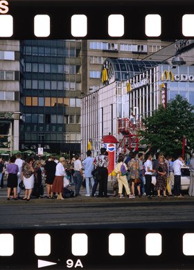 Ulica Marszałkowska przy skrzyżowaniu z ulicą Świętokrzyską, widok na restauracjęÂ McDonald's.