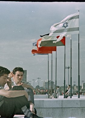 Uczestnicy V Światowego Festiwalu Młodzieży i Studentów na placu Defilad