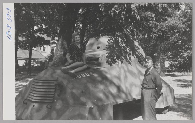 Samochód opancerzony Kubuś w ogrodzie przy Konserwatorium Muzycznym na Okólniku