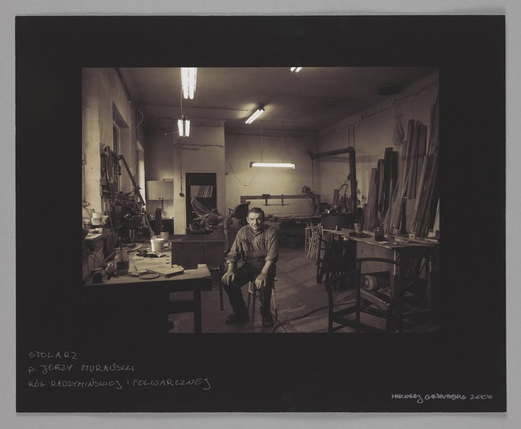 "Stolarz, p. Jerzy Murawski, róg Radzymińskiej i Folwarcznej"