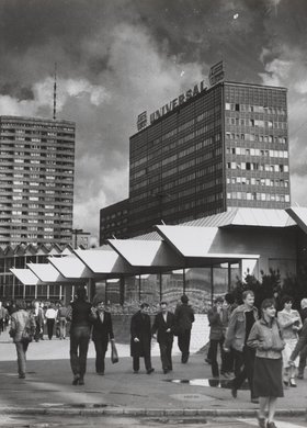 Ulica Marszałkowska przed hotelem "Forum"