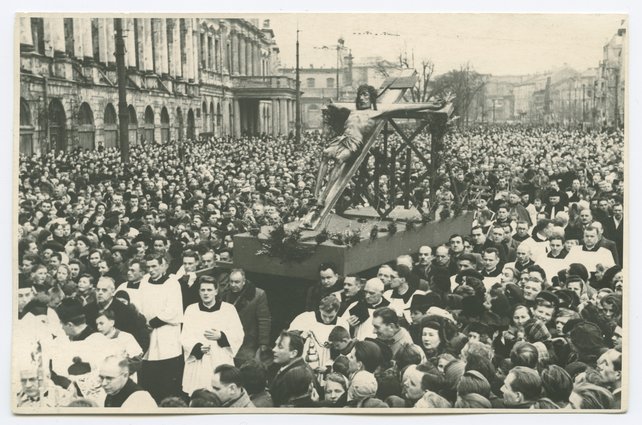Procesja na Krakowskim Przedmieściu, powrót cudownej figury Jezusa do odbudowanej katedry św. Jana
