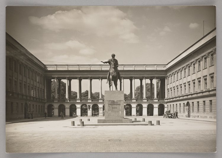 Pomnik księcia Józefa Poniatowskiego przed pałacem Saskim