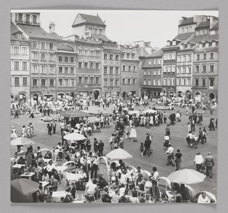 Rynek Starego Miasta w wiosenne lub letnie popołudnie