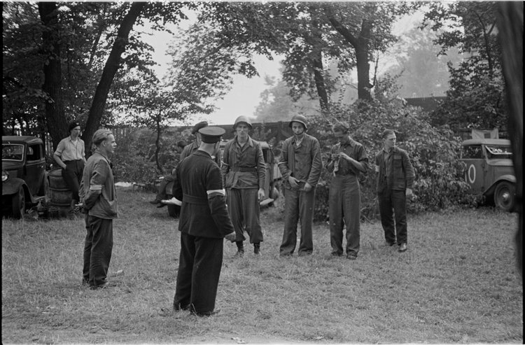 Zbiórka powstańców w parku samochodowym na ulicy Okólnik