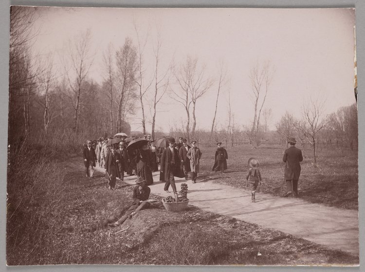 Majówka Warszawskiego Towarzystwa Wioślarskiego na Saskiej Kępie na inaugurację sezonu 1892