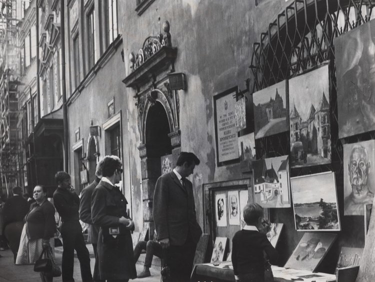 Painting display on the Baryczka Tenement House