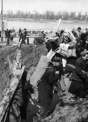 Ludzie niosący drewno na opał, Wybrzeże Gdańskie w okolicy zniszczonego Mostu Kierbedzia.