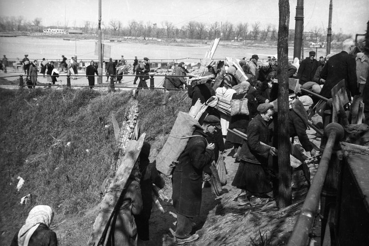 Ludzie niosący drewno na opał, Wybrzeże Gdańskie w okolicy zniszczonego Mostu Kierbedzia.